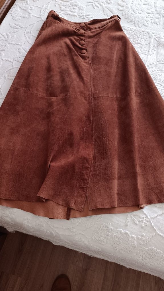 Saia midi de pele castanha,