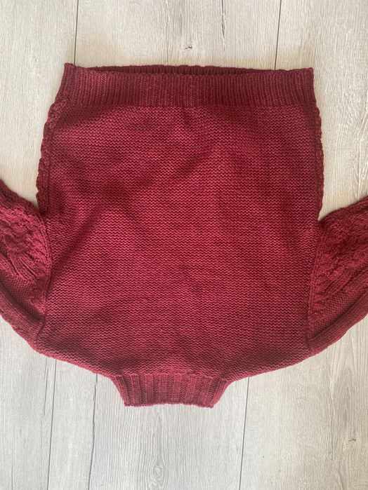 Bordowy, robiony sweter, warkocze