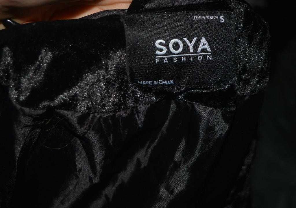 Aksamitna lekko ocieplana kurtka z kapturem Soya S