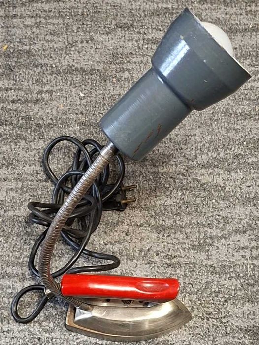 Lampka z żelazka wykonana  do oświetlenia stołu warsztatowego