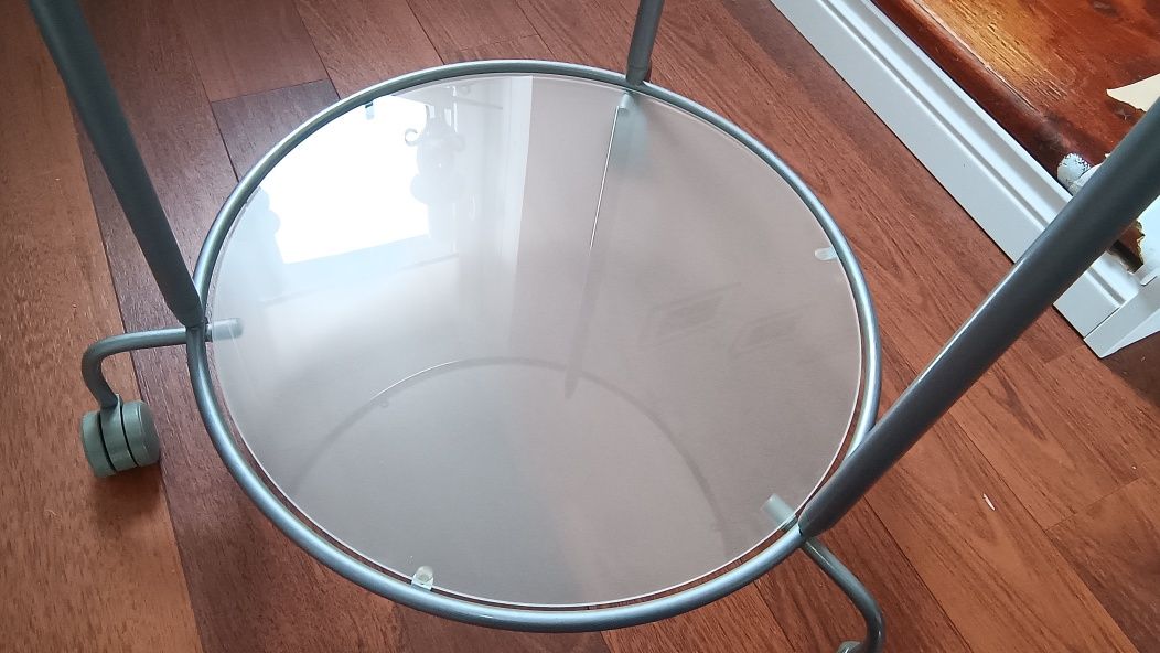 Szklany stolik kawowy ikea na kółkach