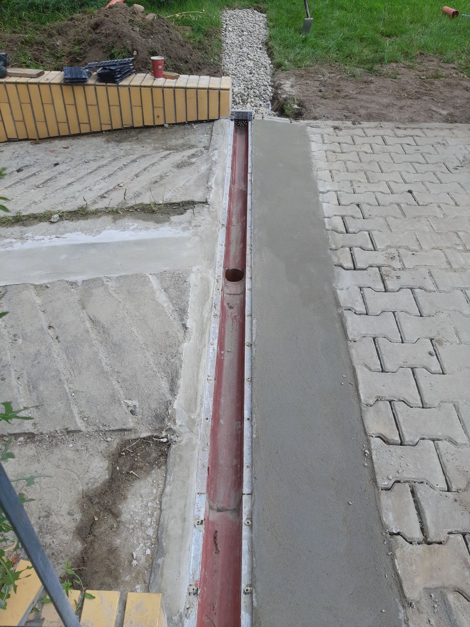 Szambo montaż odwodnienie deszczówka montaż  zbiornik ogrodzenie trawa