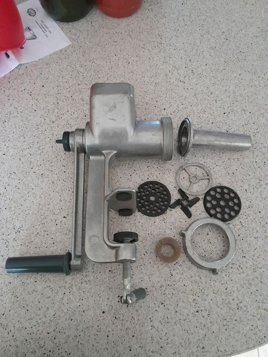 Мясорубка ручная.