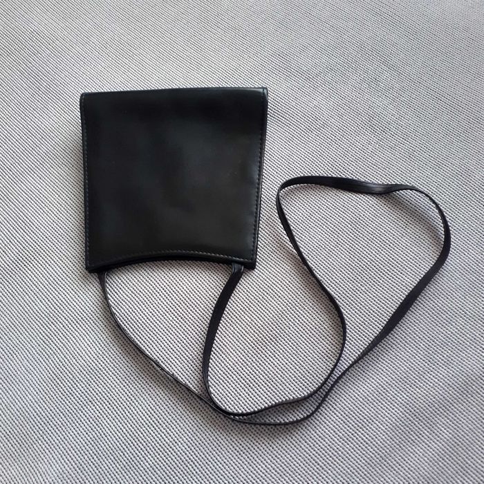 Mała czarna prosta torebka skórzana