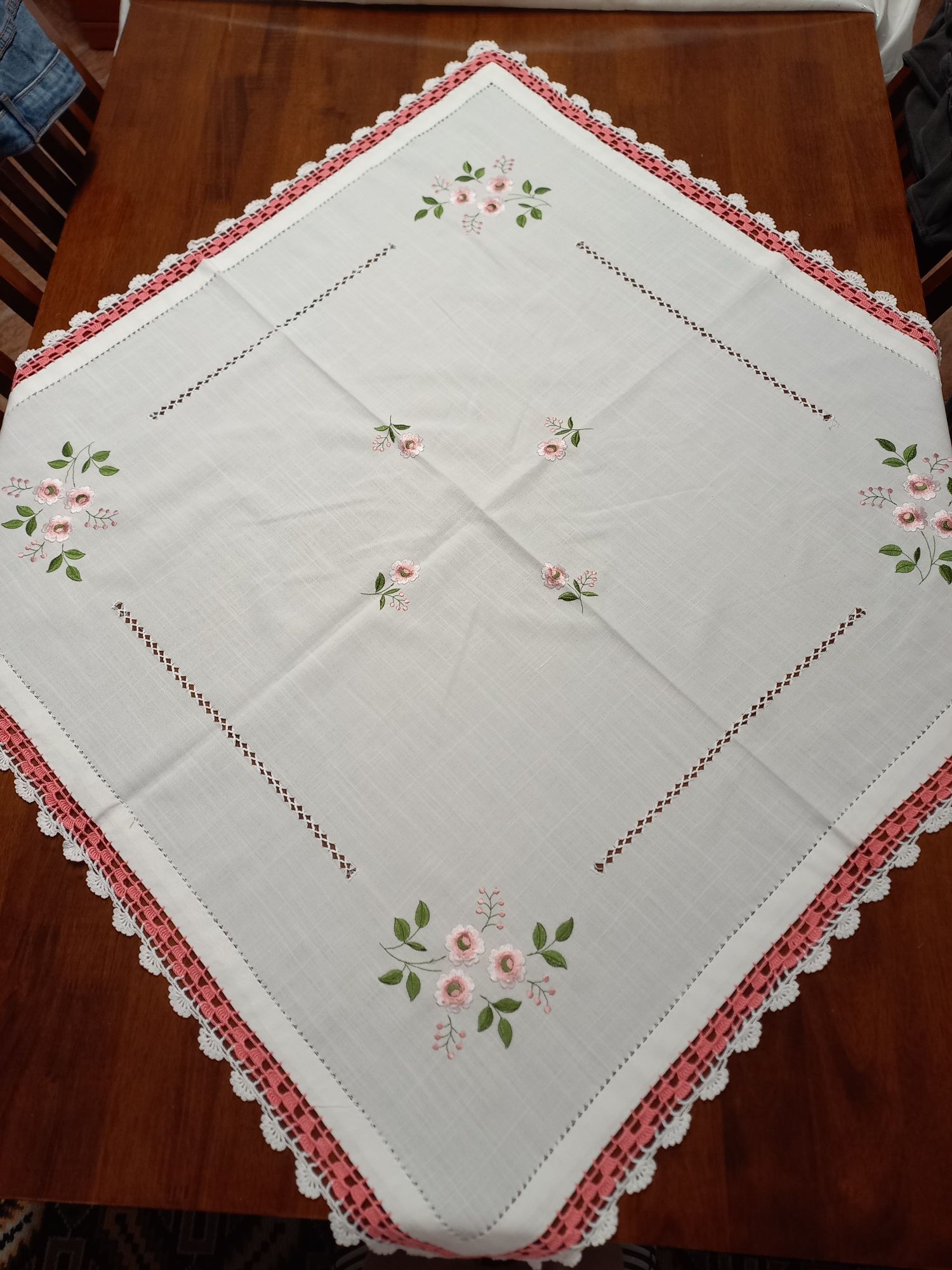 Toalha branca e rosa com renda feita à mão (Nova) 

Medidas: 95x94cm