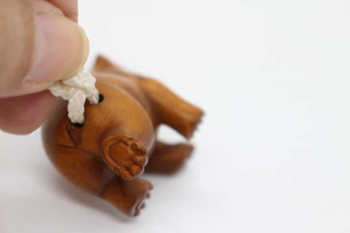 Netsuke em Madeira Esculpida Urso Andando Assinado