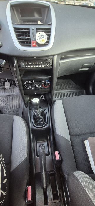 Peugeot 207 1.4 benzyna 75 kM-pelen serwis.