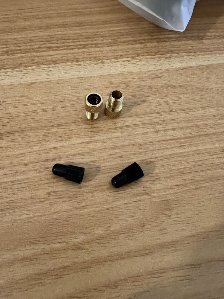 Adaptery do wentyli Presta Schrader + plastikowe kapturki (zestaw)