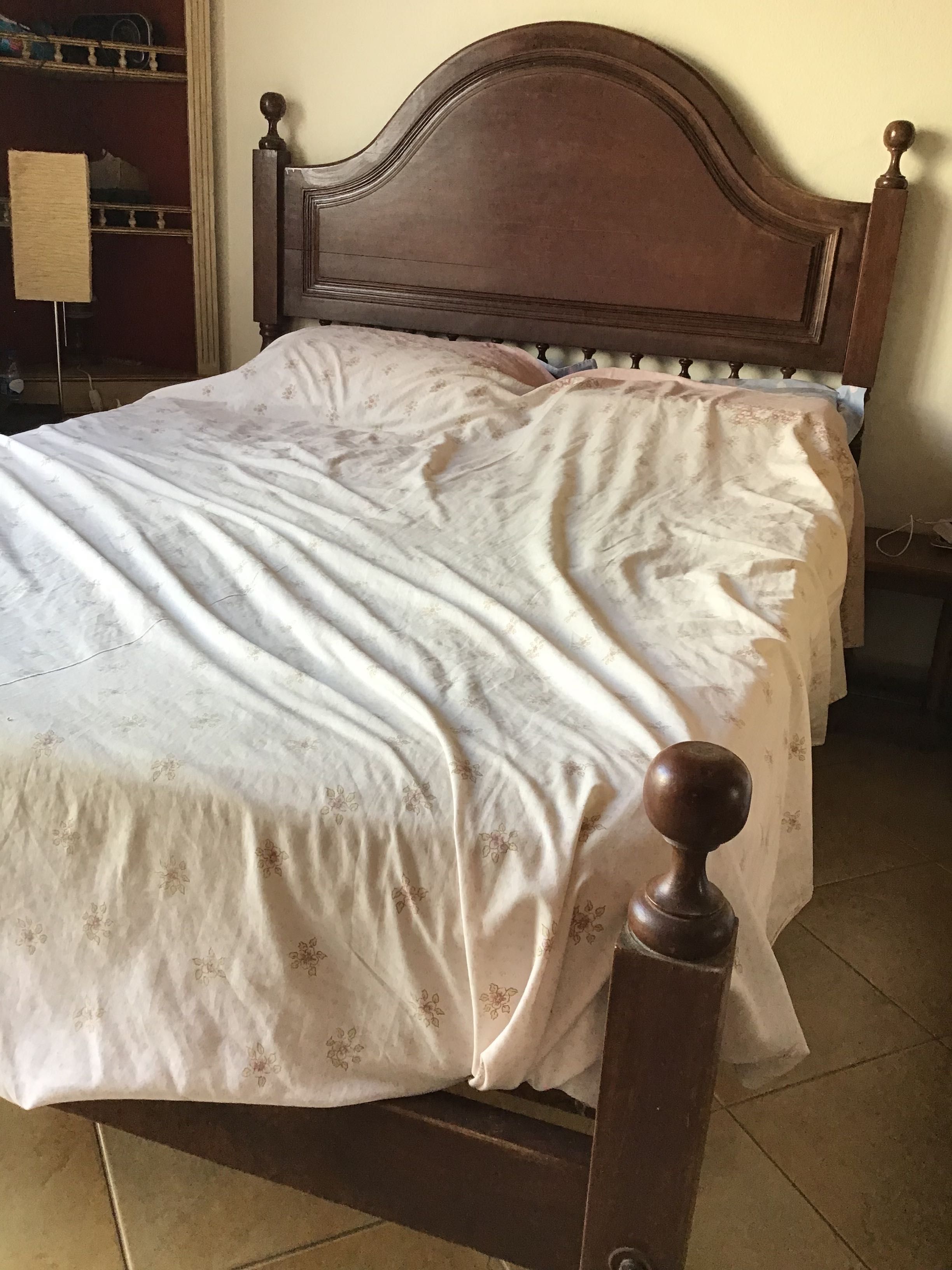 Cama e colchão 140x190