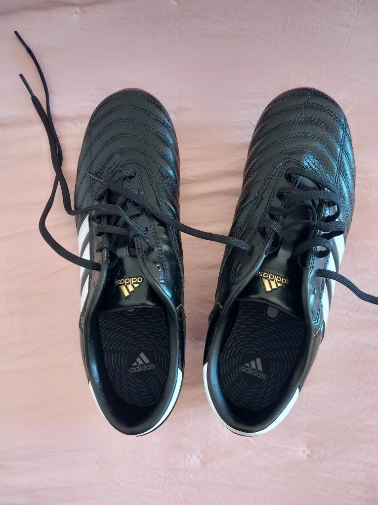 Chuteiras novas Adidas tam 40