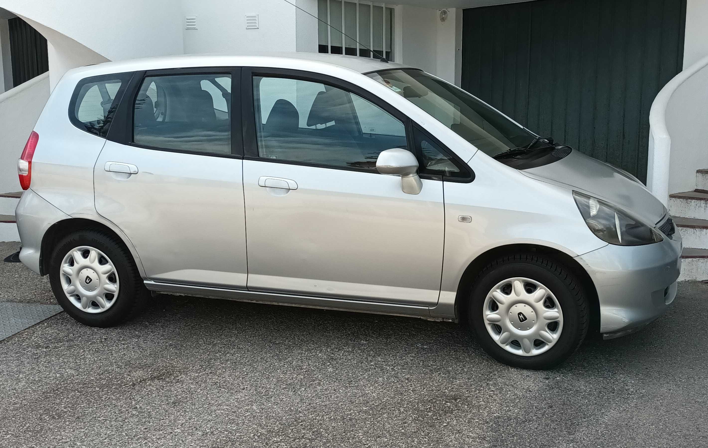 Honda Jazz 1.2 gasolina, de 2005, só 140.260 Km (reais) em bom estado.