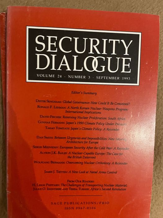 Dwa czasopisma Security Dialogue w języku angielskim