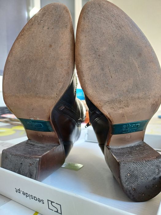 Bota curta em pele azul e castanho