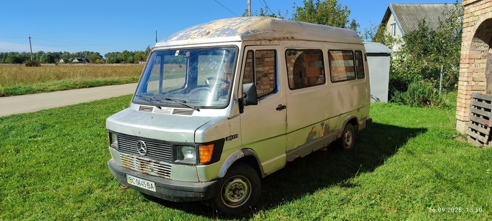 Mercedes -Benz 207 D вантажопасажир