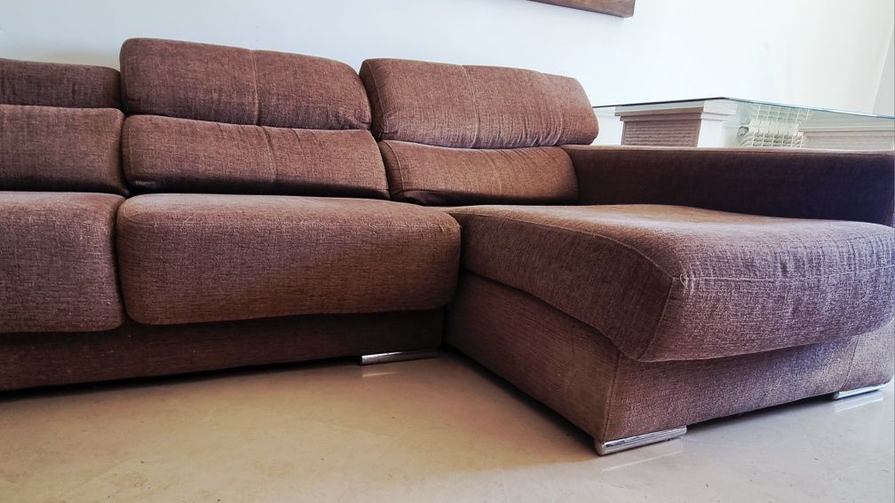 Sofá com chaise longue, almofadas e puffs