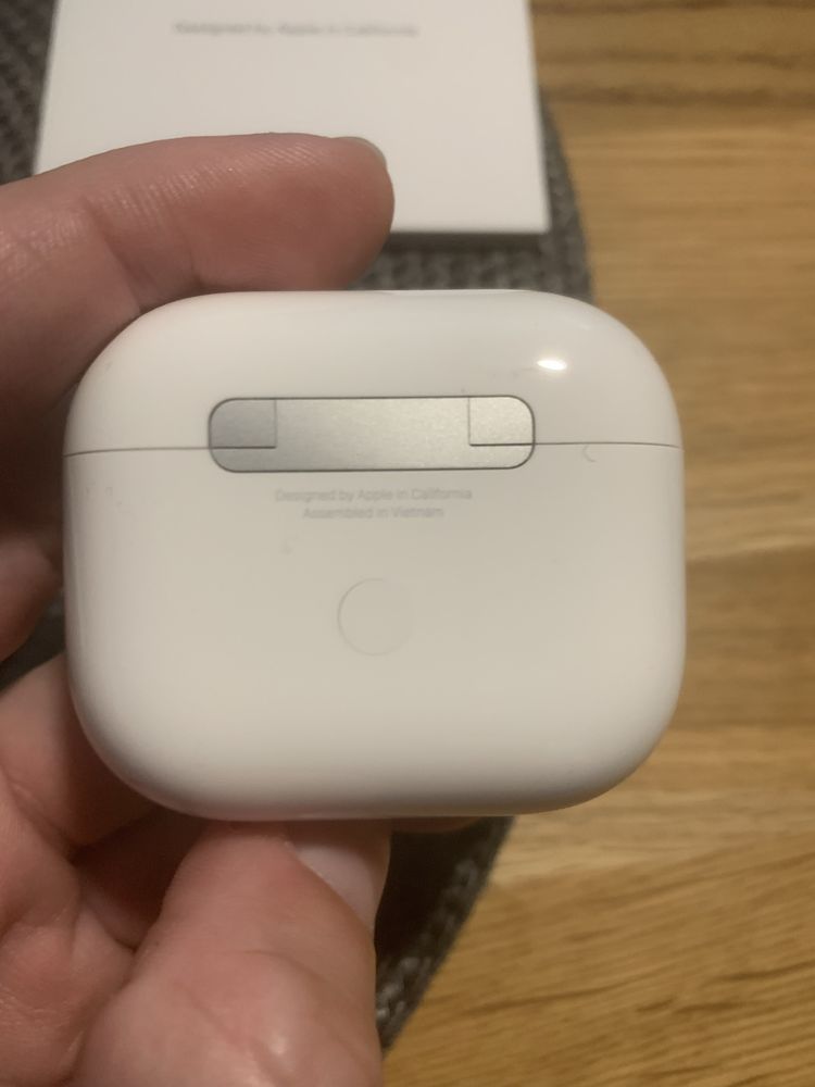 Airpods 3 etui magsafe Amazon gwarancja do 1.08.25 - jak nowe, otwarte