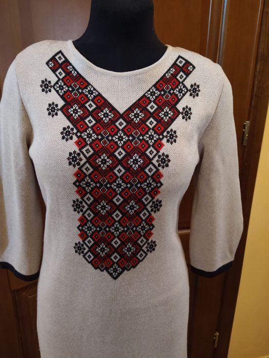 Вишита ( в'язана ,трикотажна ) сукня
