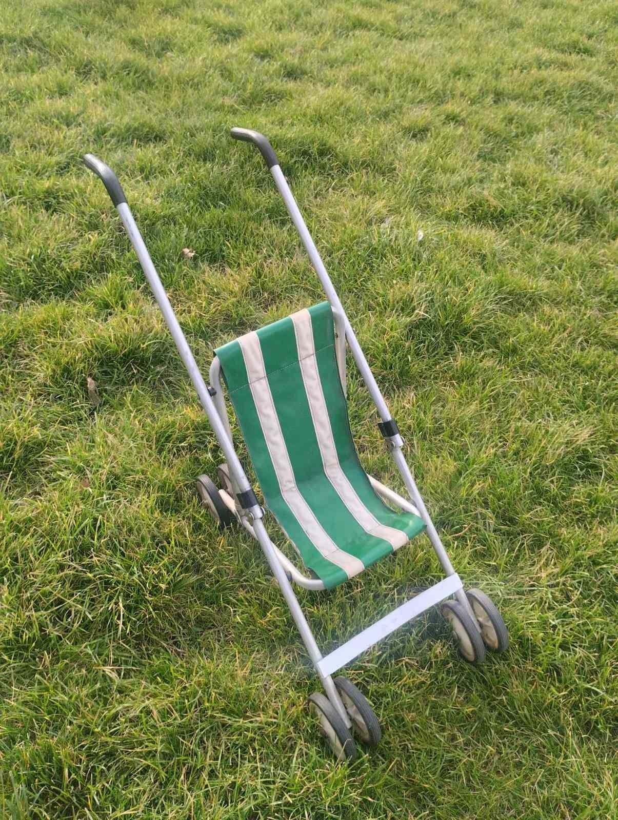 Игрушечная коляска в зеленую полоску