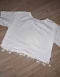 T-shirt branca curta.