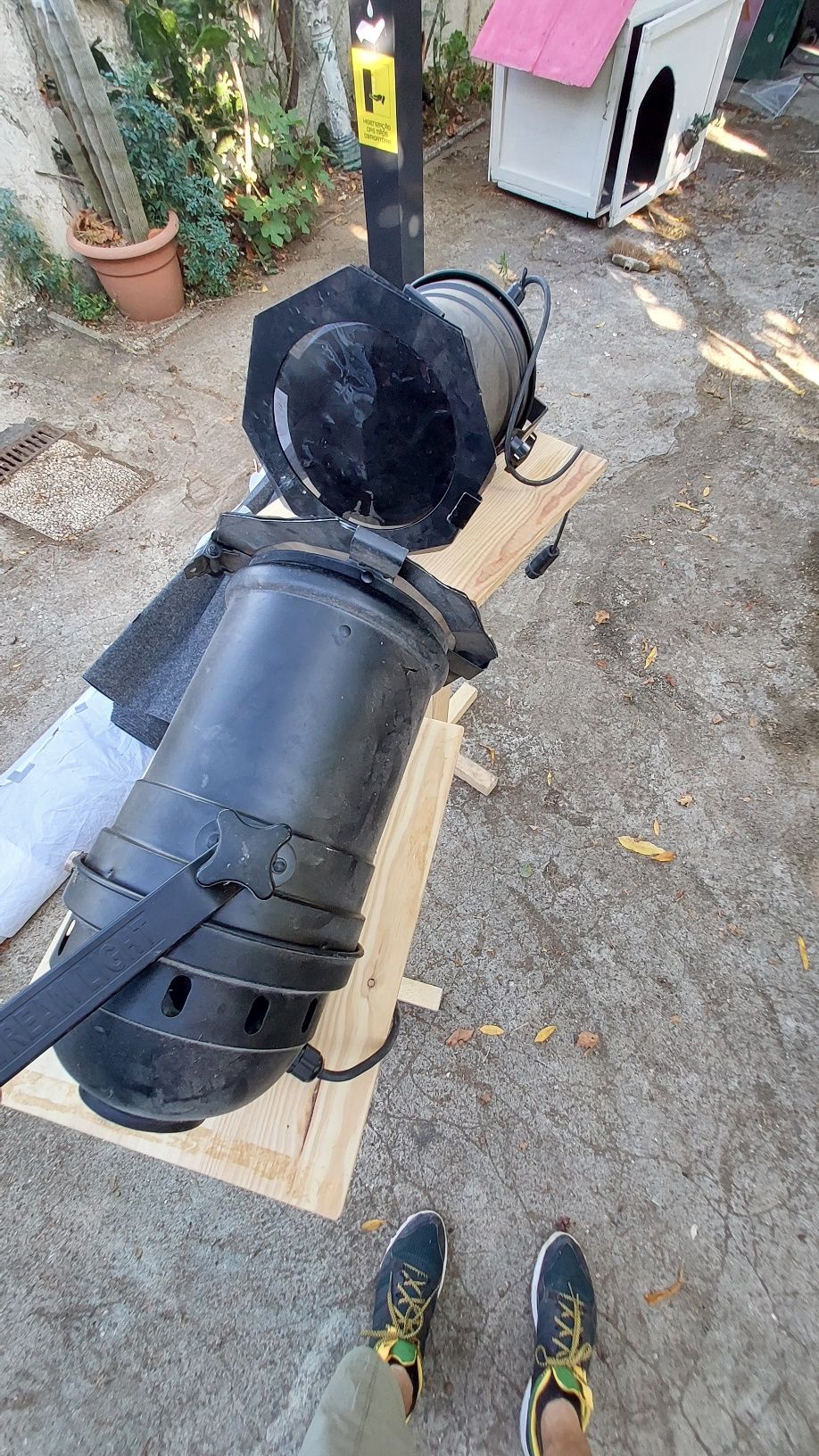 Projetor de luz Profissional  não is,  tenho 3,  dois funcionam
