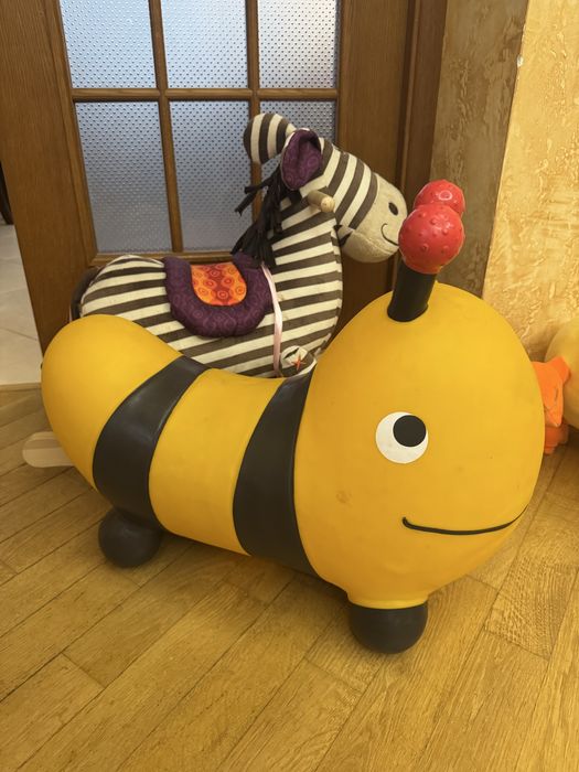 Бджілка стрибунець Battat