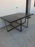 Mesa exterior preta