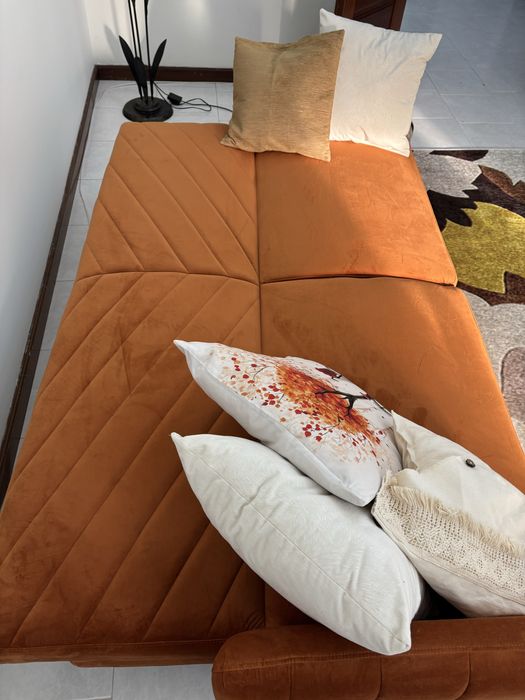 Sofá usado - cor de laranja - negociável