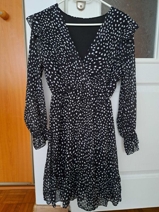 Czarna kopertowa sukienka w groszki z falbanką roz. S