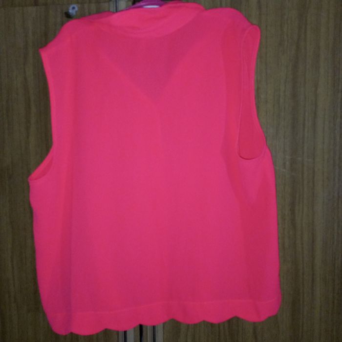 Розовая блузка без рукавов