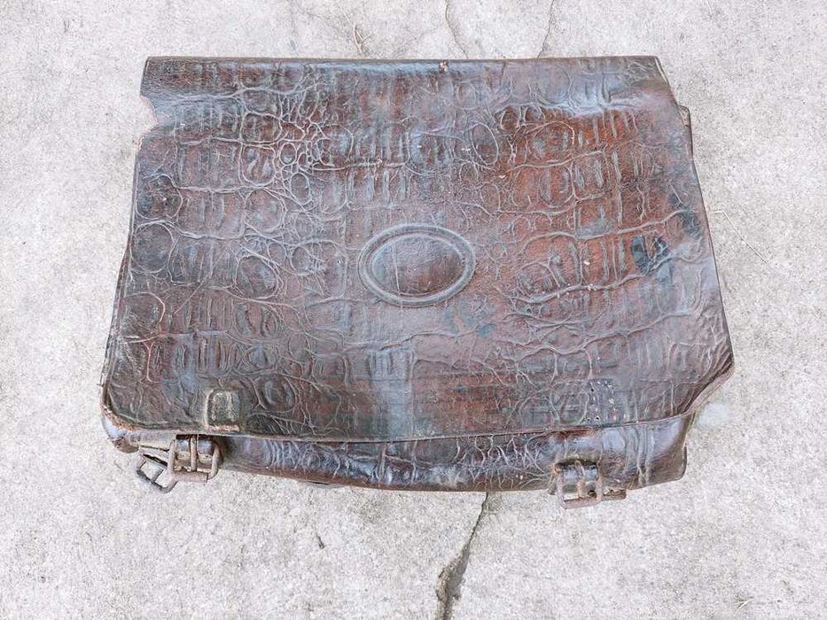 Stara torba, tornister, plecak, raportówka skóra stara.