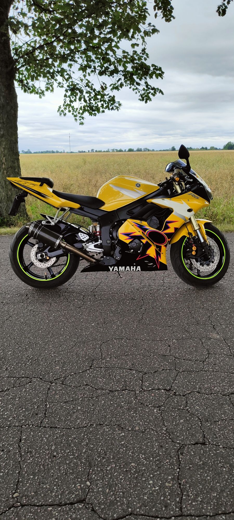 Yamaha yzf R6 vr 46 Valentino Rossi
