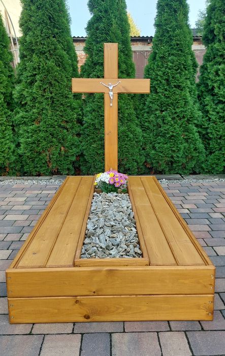 Nagrobek tymczasowy, drewniana obudowa grobu.,