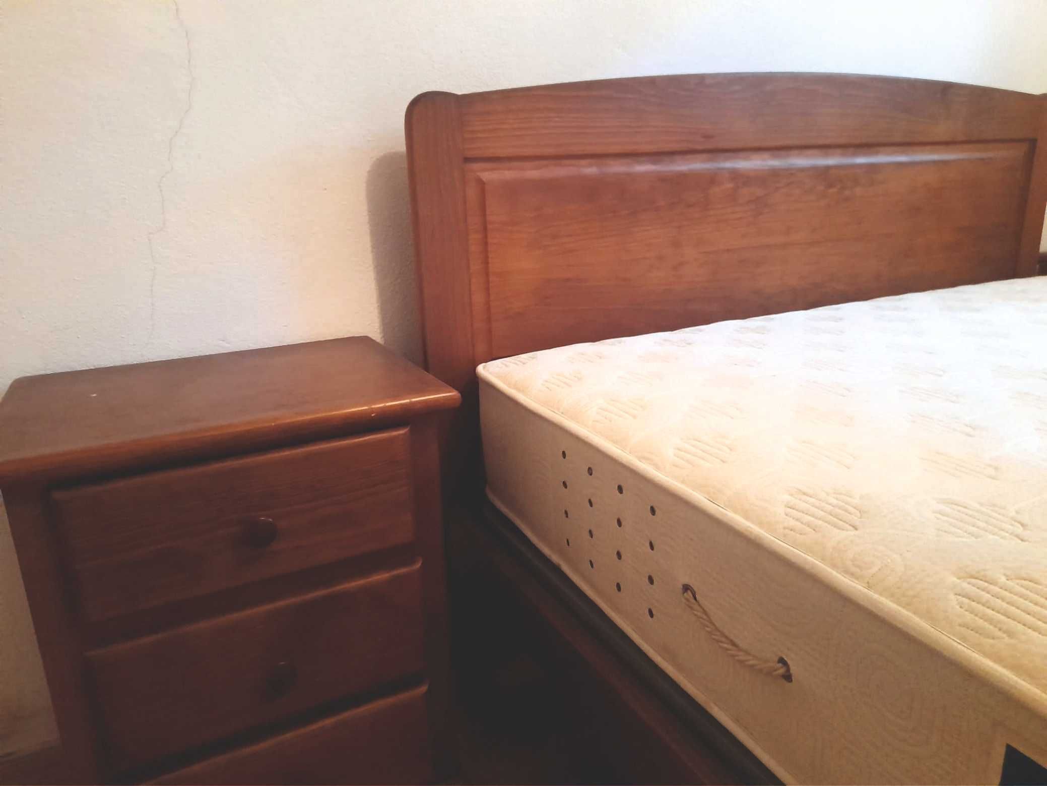 Quarto de casal completo em muito bom estado (com colchão)