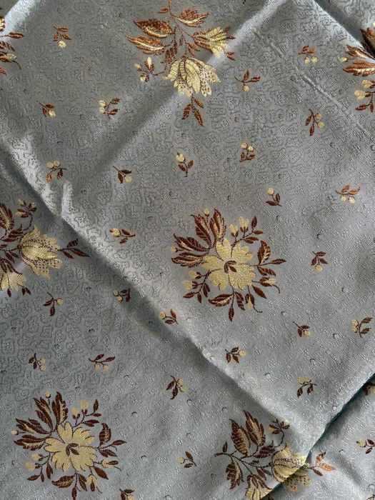 Várias colchas de damasco do século passado