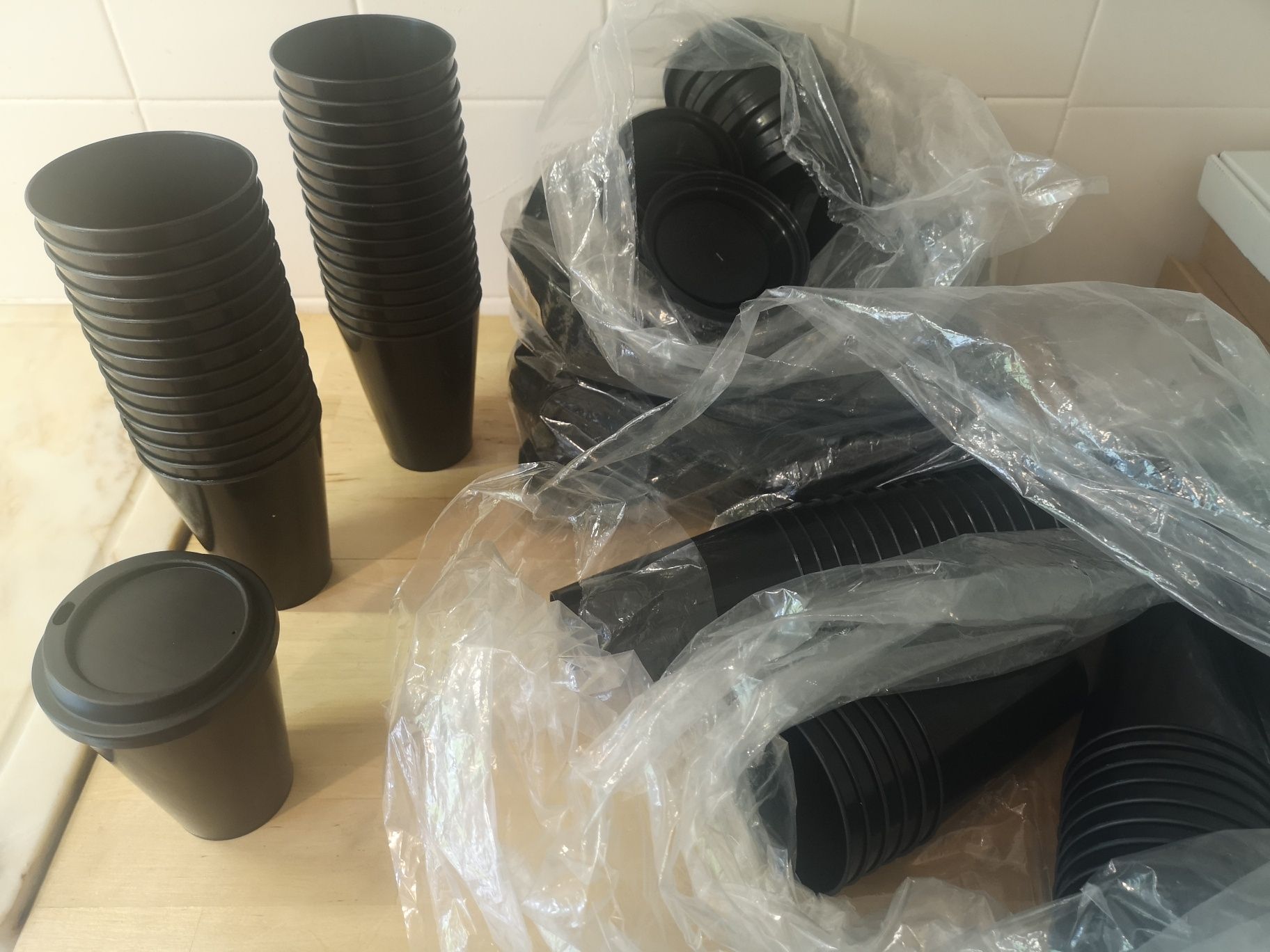 Copos de plástico 350ml pretos com tampa reutilizáveis eventos festas