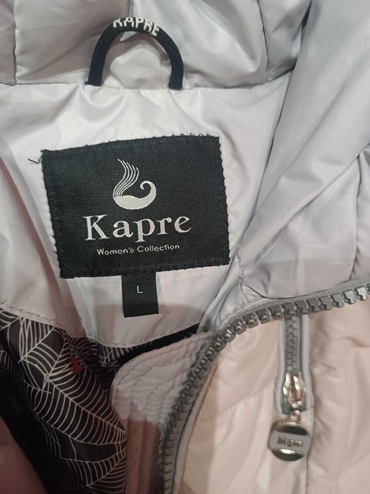 Зимовий приталений пуховик світло сірого кольору