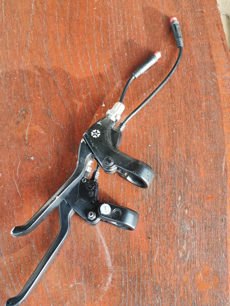 Klamka, kłami do hulajnogi roweru elektrycznego z przewodem STOP
