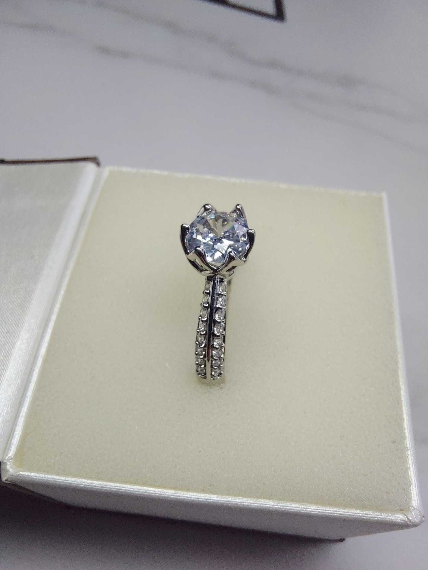 Srebrny pierścionek z diamencikami / kryształkami regulowany