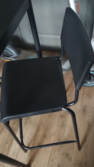 Stół barowy z krzesłami