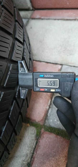 Продам комплект зимових шин 235 /65 R17 Barum