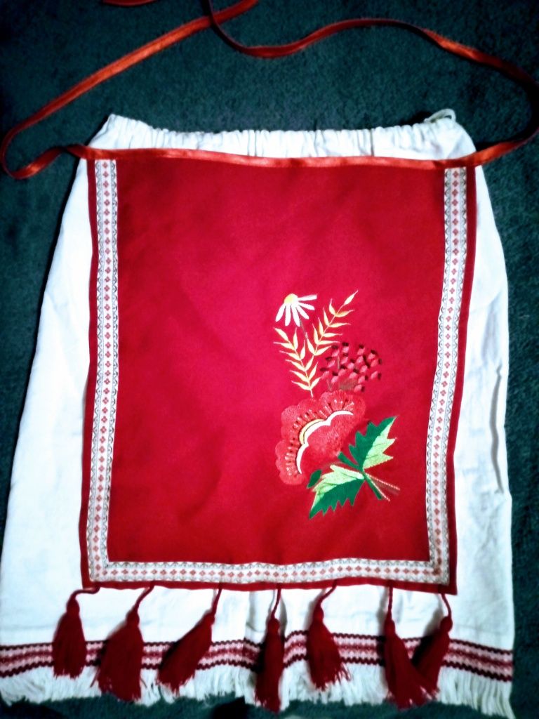 Український костюм з вишиванкою