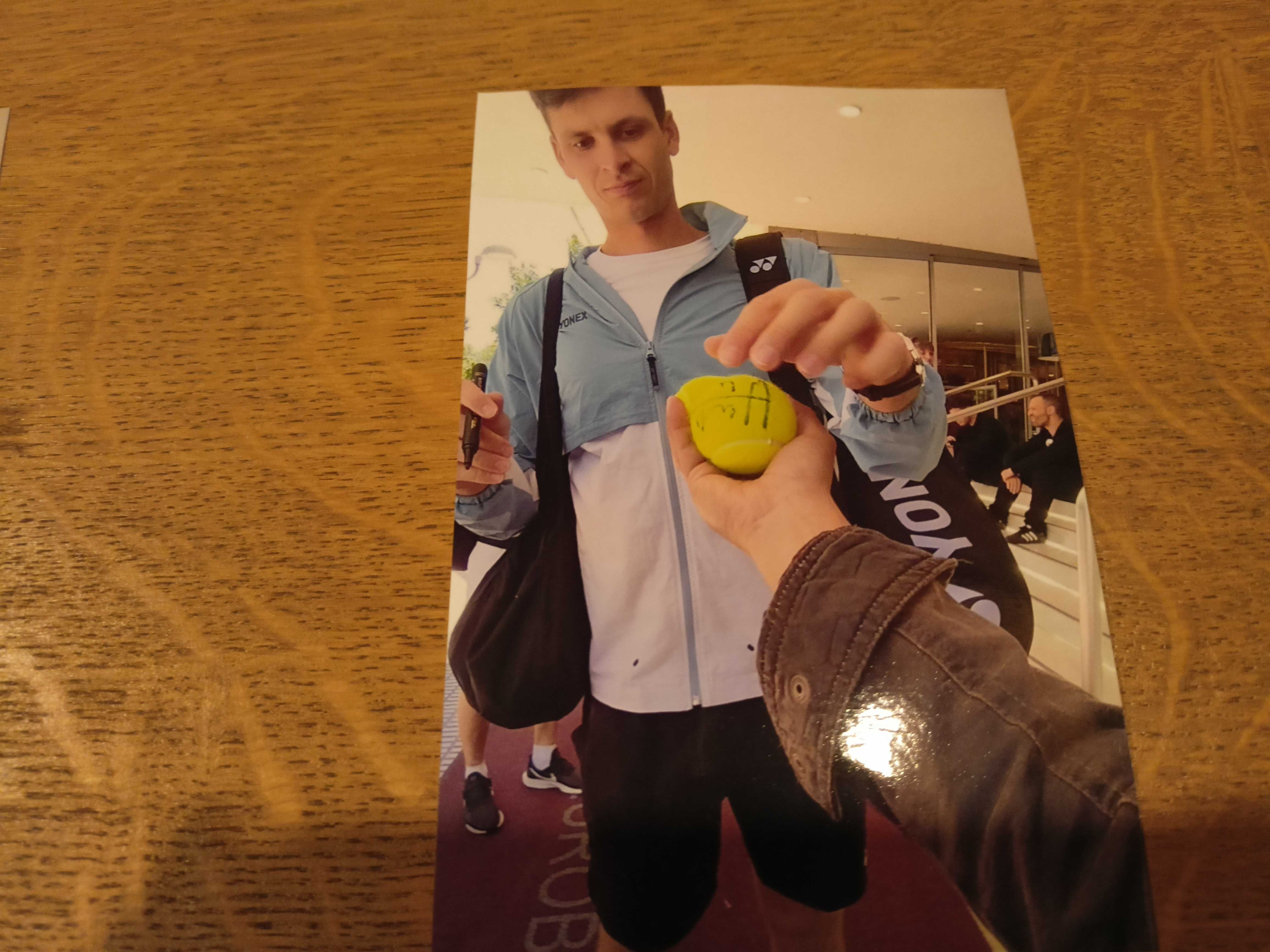 Piłka tenisowa z autografem Huberta Hurkacza z dowodem autentyczności.