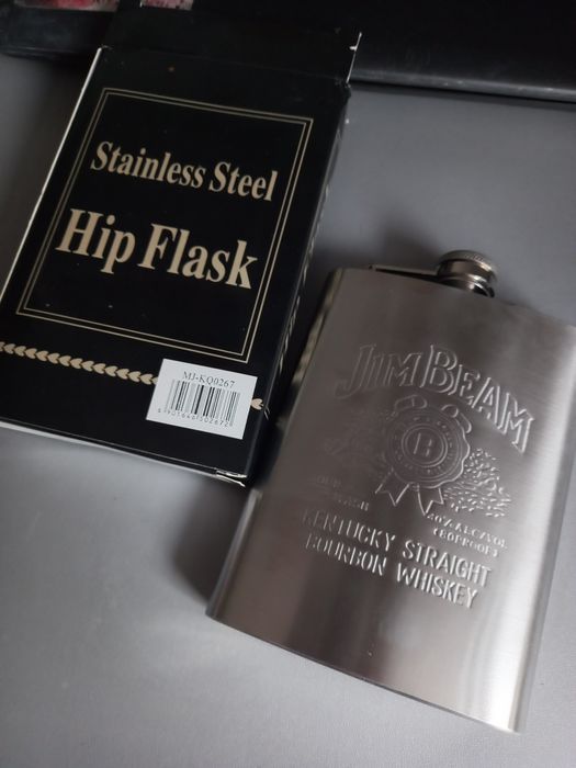 Nowa piersiówka z opakowaniem