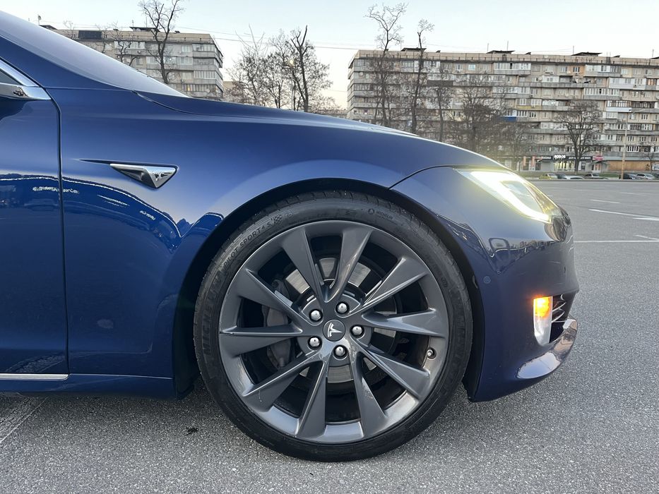 Оренда аренда автомобіля Tesla S 75D