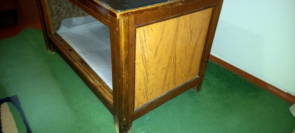 Продам журнальний столик. Стіл. Дерево. Шкіра.