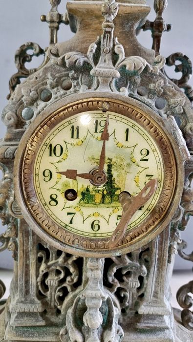 Relógio antigo de bronze