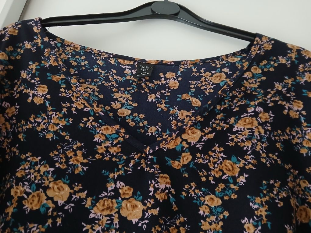 Blusa azul escura com flores douradas