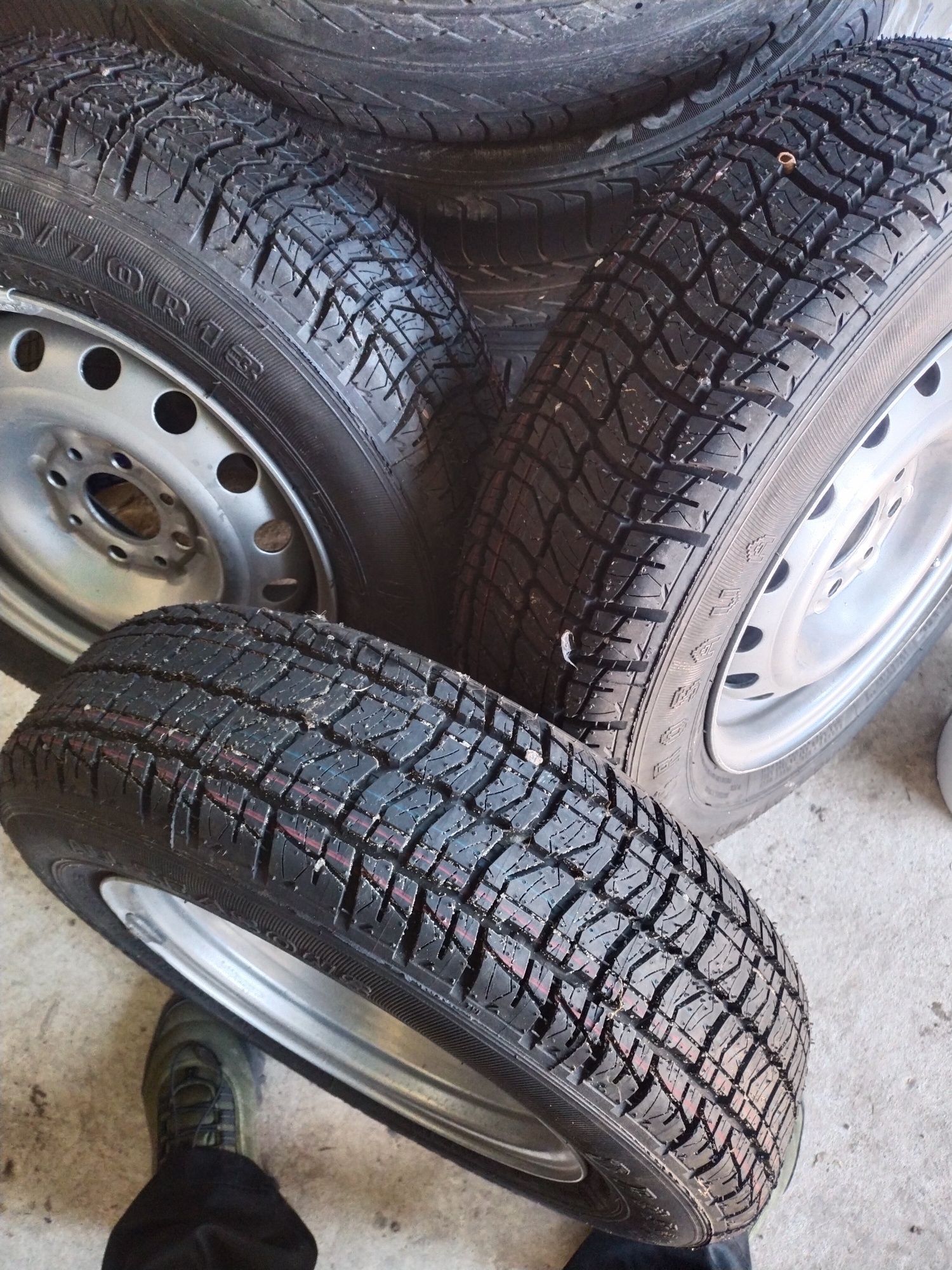 Продам нову резину з новими дисками 165/70R13