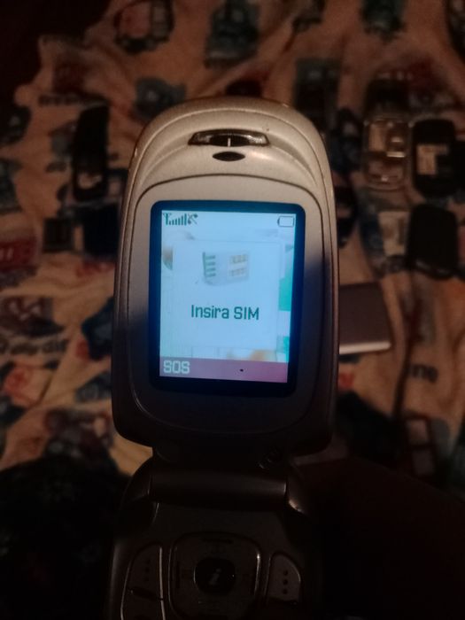 Telefones antigos que funcionam e outros que não funcionam.