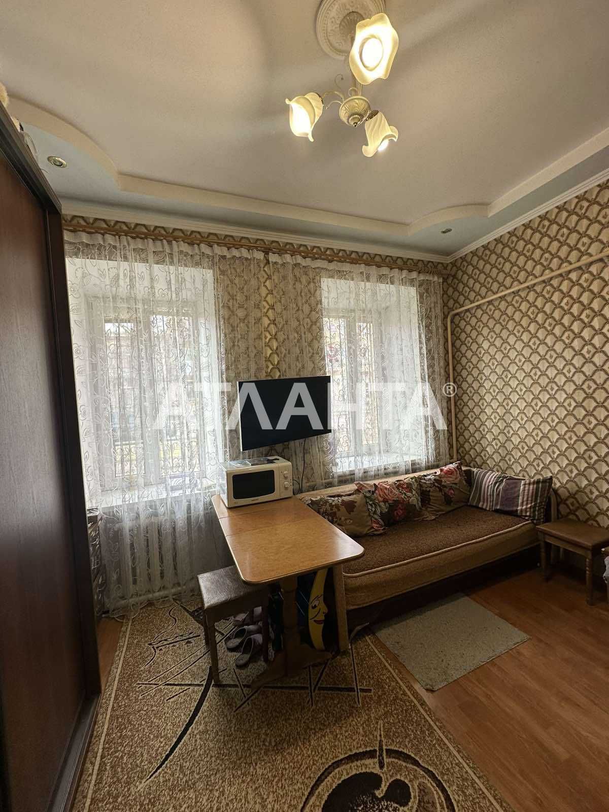 Продаётся комната в коммунальной квартире по улице Лазарева.